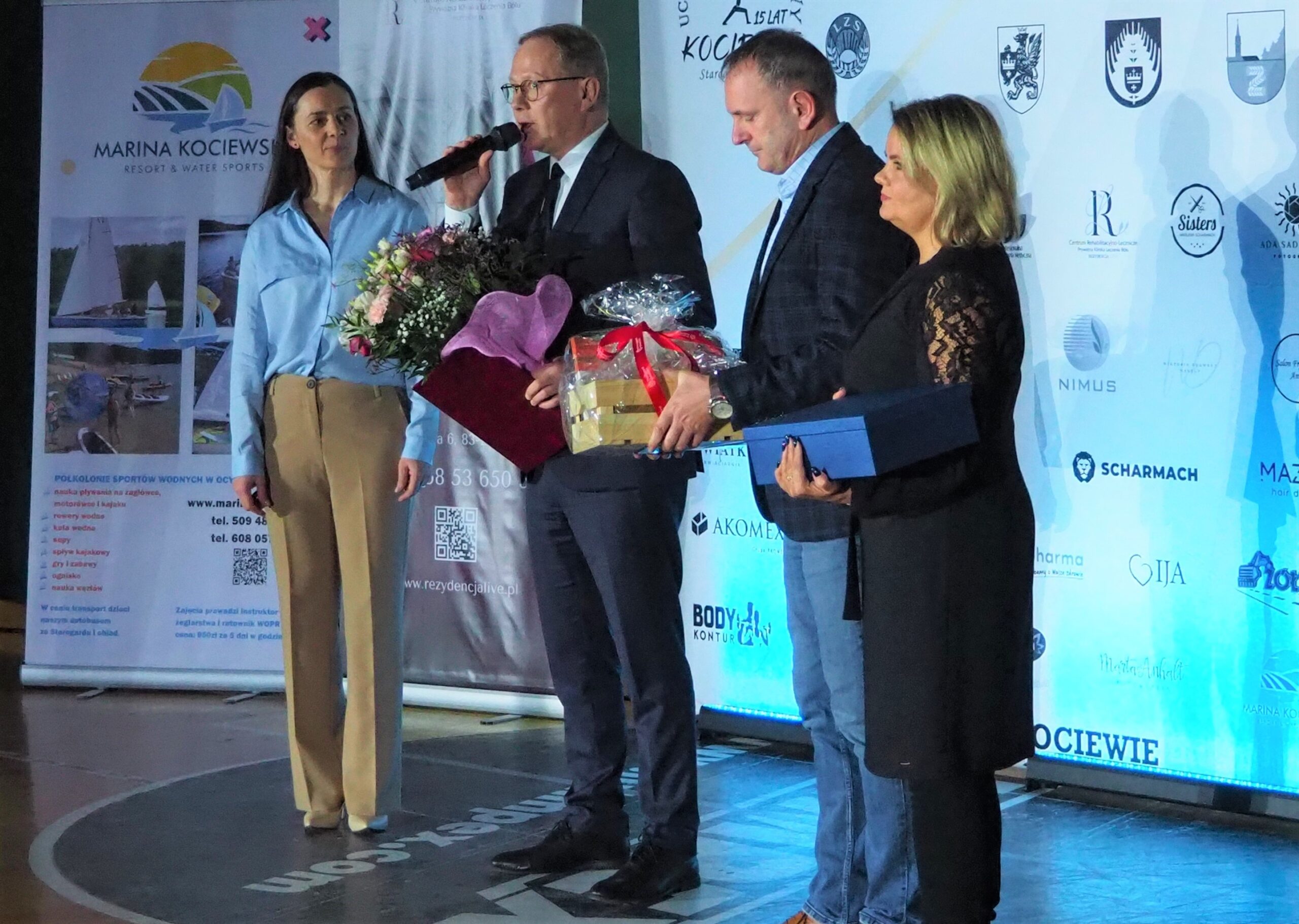 Gratulacje na ręce Agnieszki Szwedy Princ składają Prezydent Miasta Starogard Gdański Janusz Stankowika, jego zastępca ds. społecznych Maciej Kalinowski oraz przewodnicząca Rady Miasta Anna Benert. 