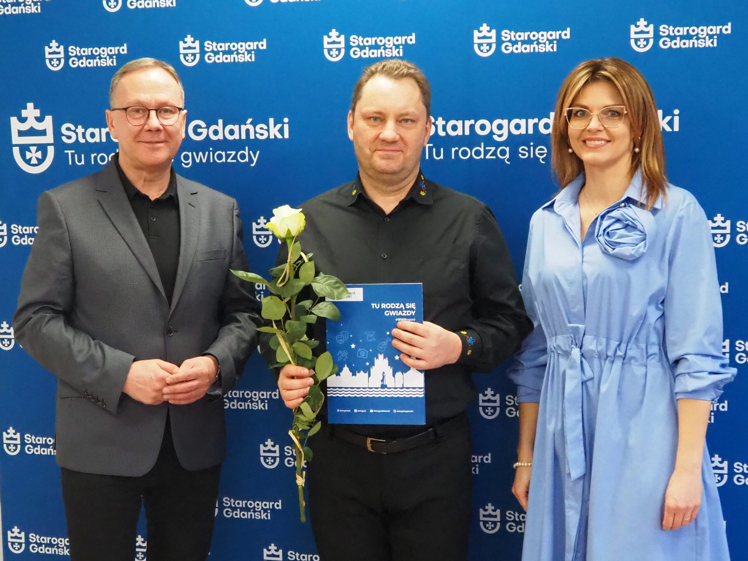 Wojciech Leszczyński (w środku) z Prezydentem moiasta Starogard Gdański januszem Stankowiakiem i Prezewodniczącą Komkisji Kultury i promocji miasta Martyną Łangowską-Siembidą.