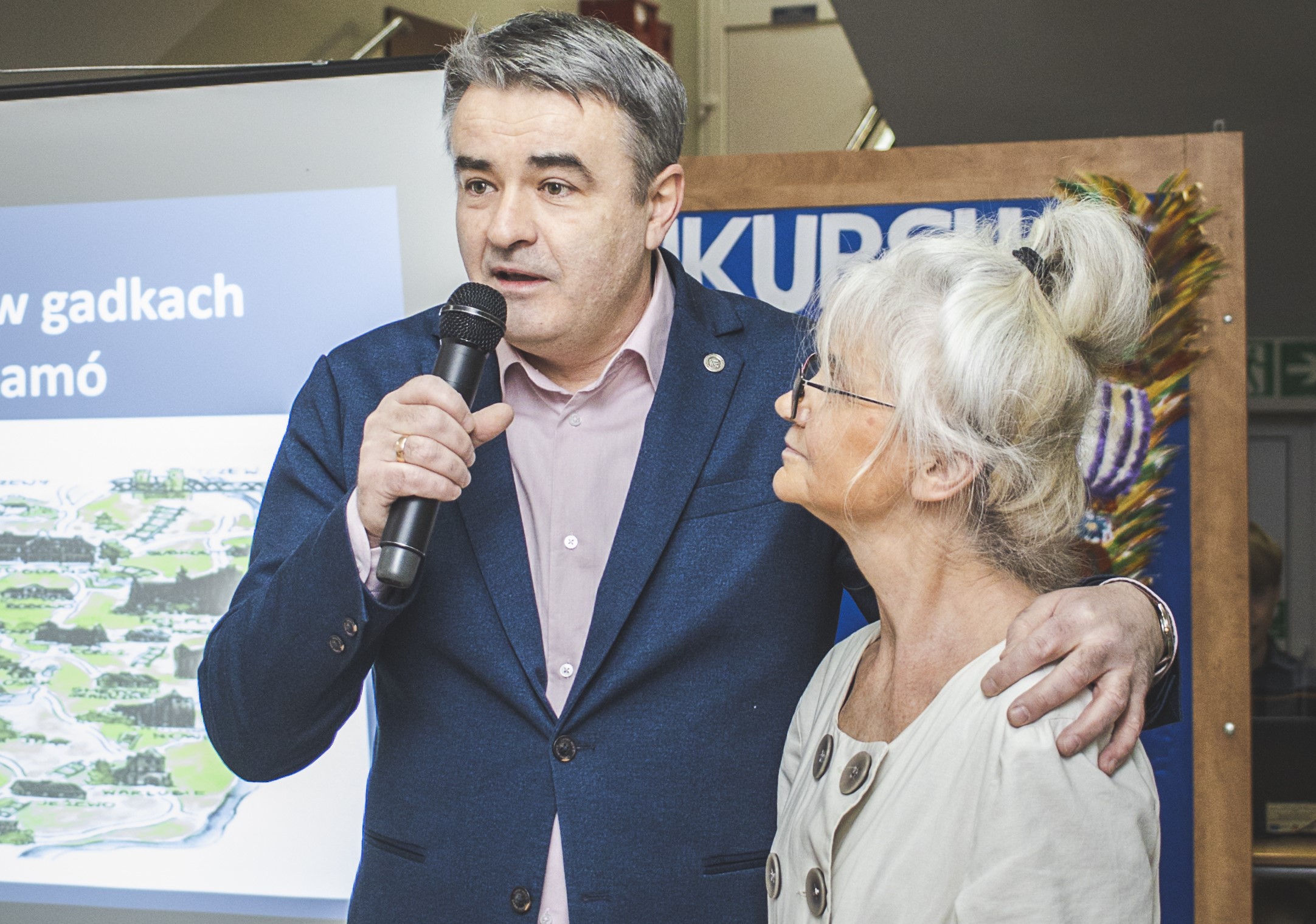 Dyrektor Publicznej Szkoły Podstawowej Nr 3 w Starogardzie Gdańskim Robert Jurek i organizatorka konkursu Jolanta Cegłowska