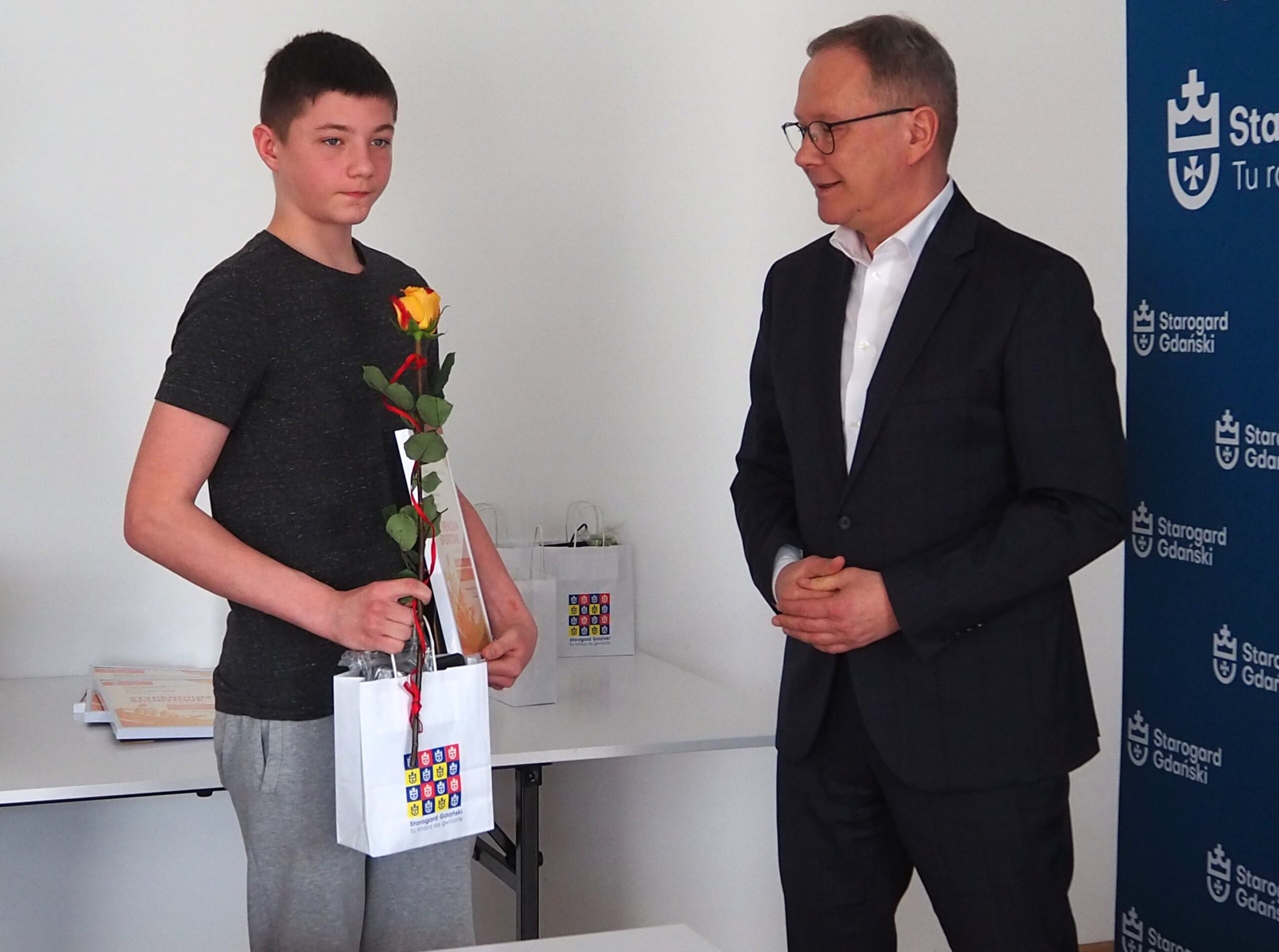Prezydent Miasta Janusz Stankowiak osobiście pogratulował każdemu stypendyście. 