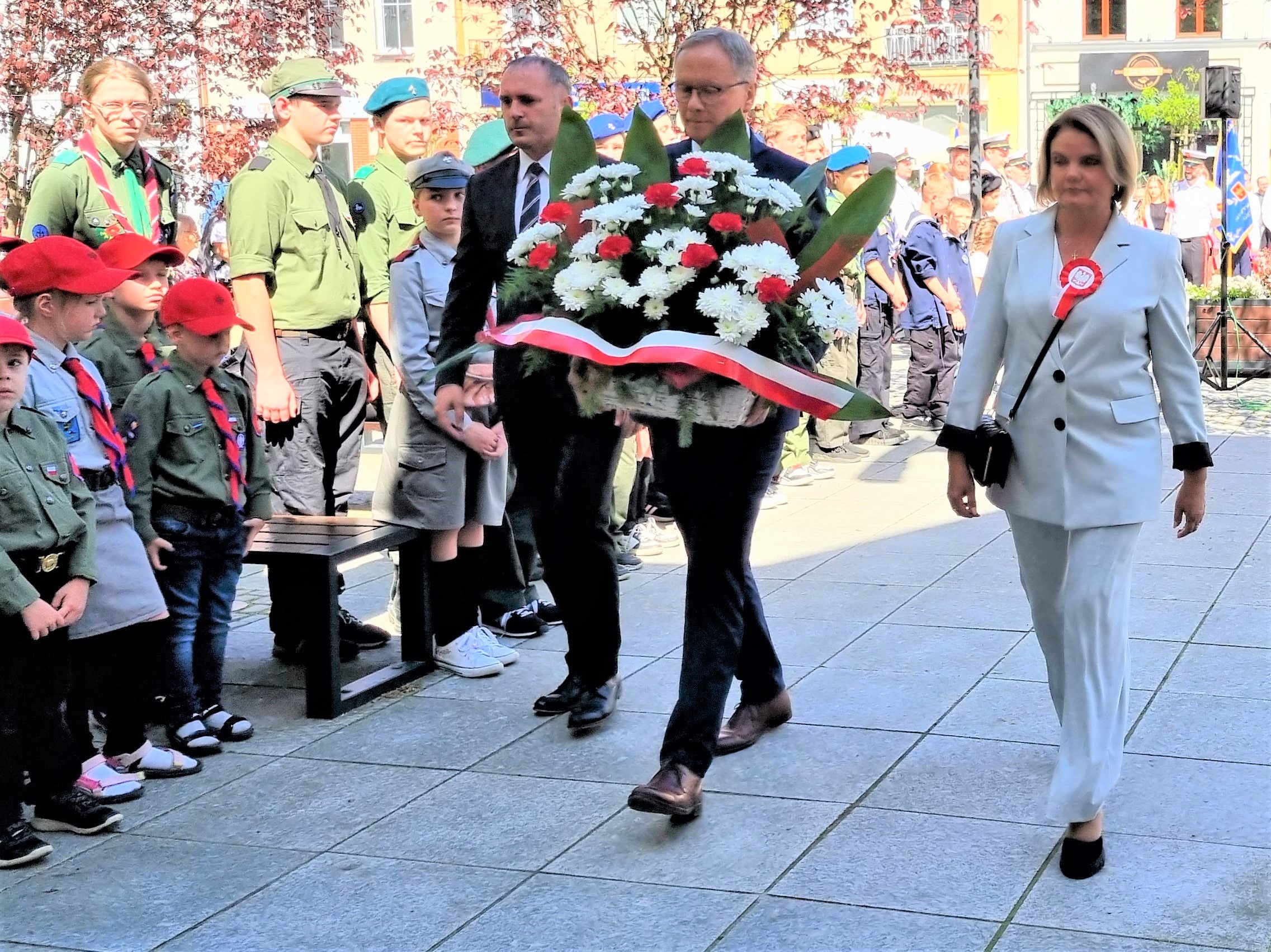 Prezydent Miasta Starogard Gdański Janusz Stankowiak (po środku), Przewodnicząca Rady Miasta Starogard Gdański Anna Benet oraz Zastępca Prezydenta Miasta ds. Społecznych Maciej Kalinowski składają kwiaty pod tablicą upamiętniającą powrót Starogardu do Państwa Polskiego. 