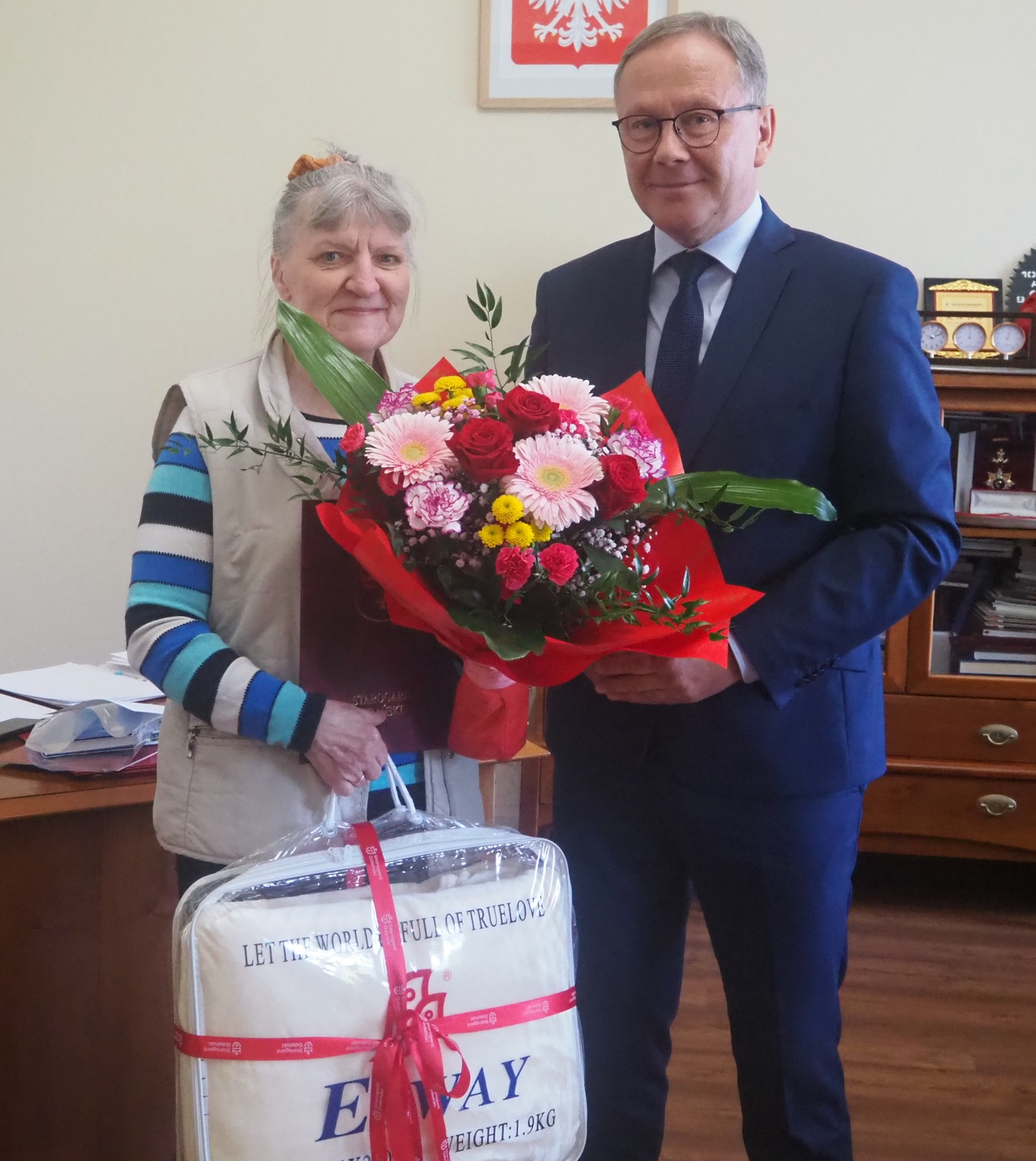 Prezydent Miasta Starogard Gdański janusz Stankowiak oraz siostrzenica Dostojnej Jubilatki Halina Trzosowska