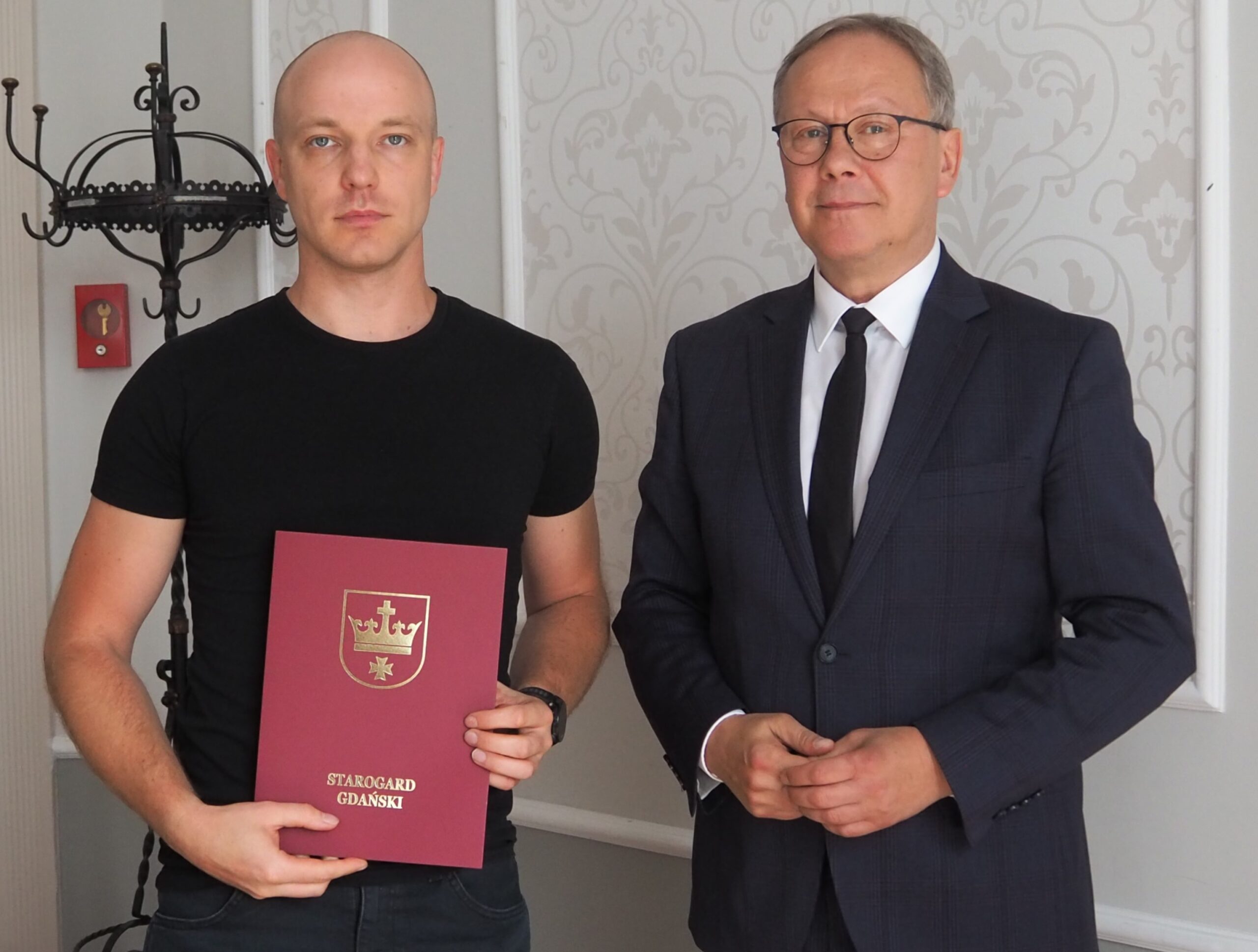 Sekretarz Społecznej Rady ds. Osób z Niepełnosprawnościami Paweł Demski z Prezydentem Miasta Starogard Gdański Januszem Stankowiakiem