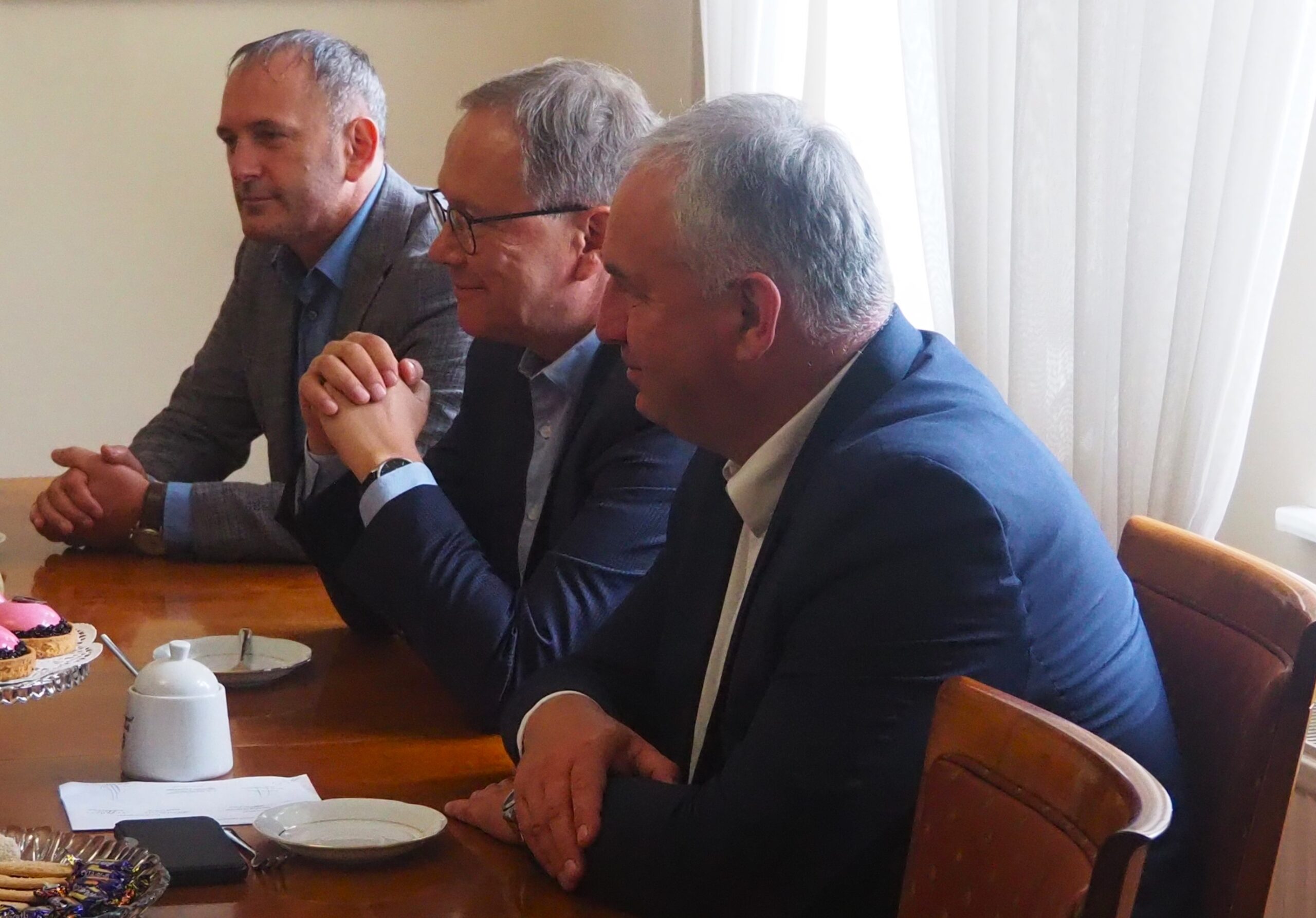 Prezydent Miasta Starogard Gdański Janusz Stankowiak (w środku) oraz wiceprezydenci Maciej Kalinowski (z lewej) i Tadeusz Błedzki (z prawej). 