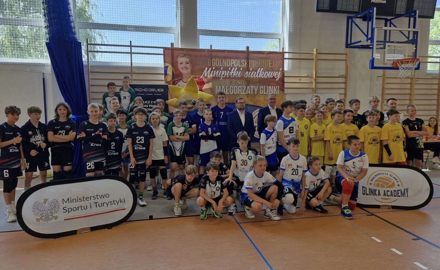 Pamiątkowe zdjęcie uczestników turnieju z zaproszonymi gośćmi