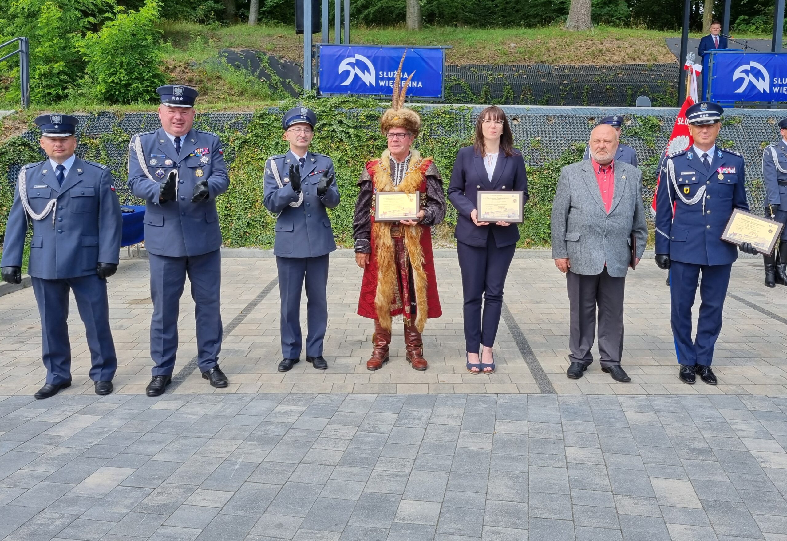 Przedstawiciele wyróżnionych pamiątkowymi grawertonami instytucji współpracujących ze starogardzkim Aresztem Śłedczym