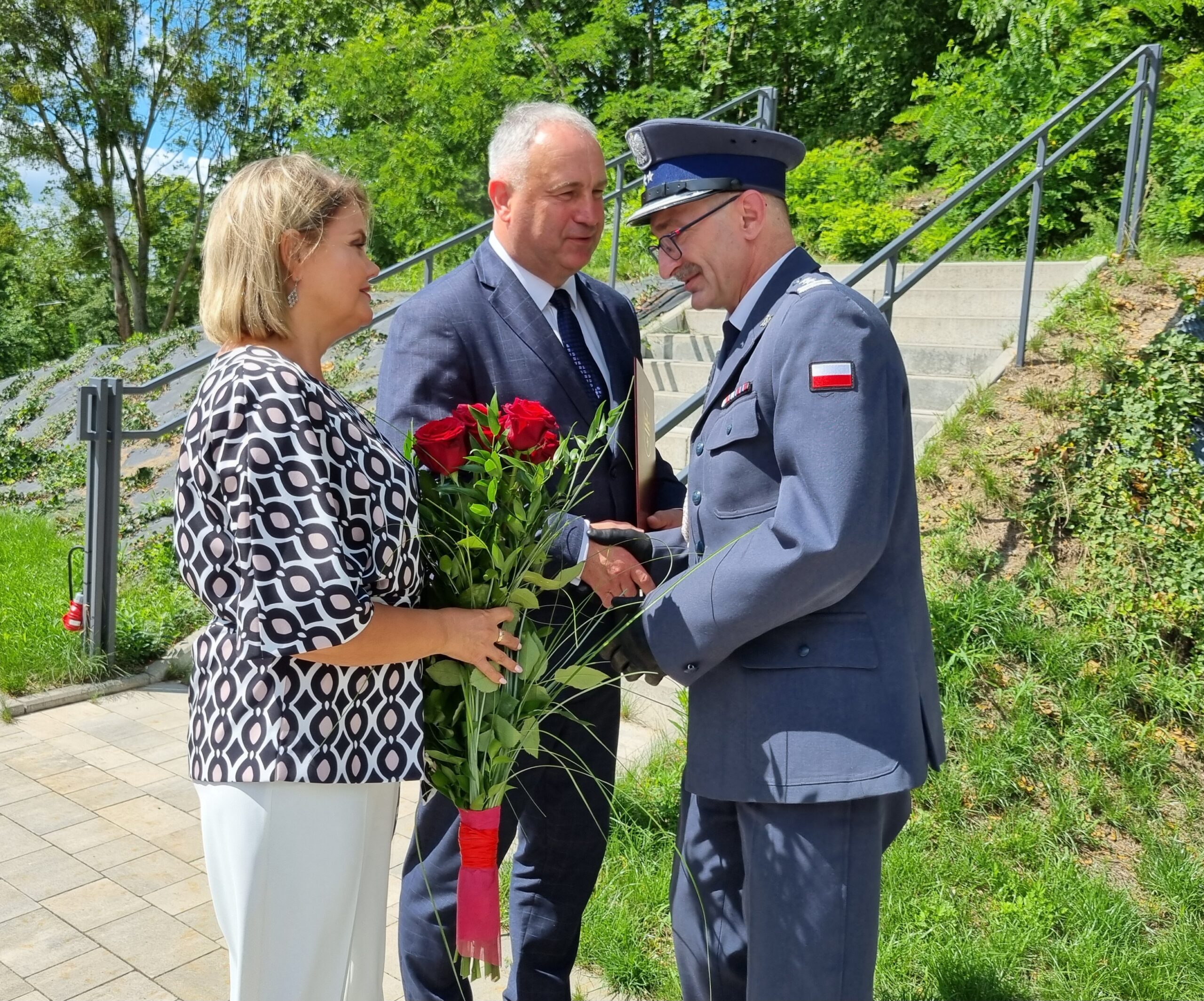 Zastępca Prezydenta Miasta Starogard Gdański ds. Techniczno-Inwestycyjnych Tadeusz Błędzki oraz Przewodnicząca Rady Miasta Anna Benert składają życzenia na ręce Dyrektora Aresztu Śledczego w Starogardzie Gdańskim ppłk. Ireneusza Łepkowskiego. 