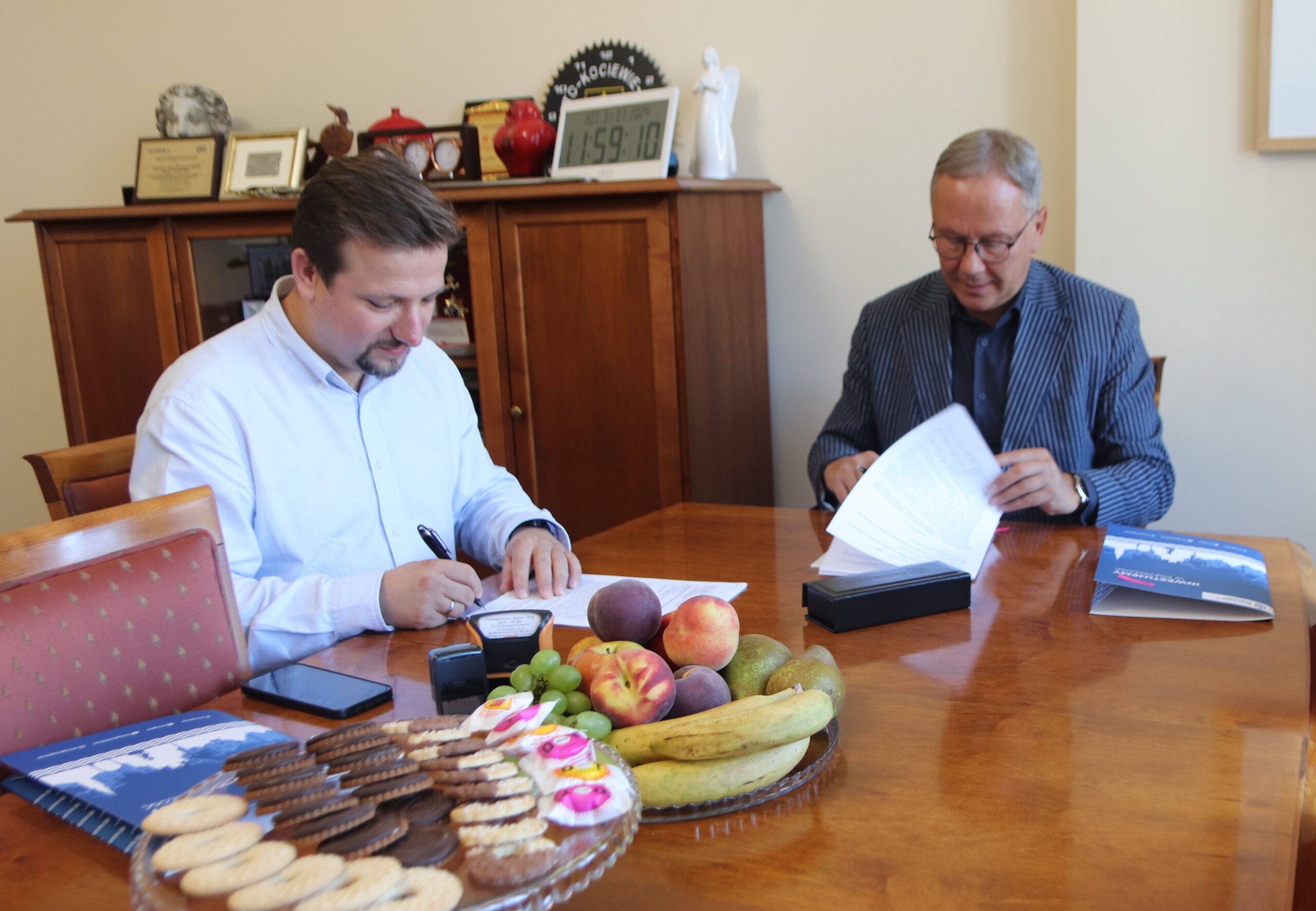 Prezydent Starogardu Gdańskiego Janusz Stankowiak (z prawej) podpisuje umowę. 