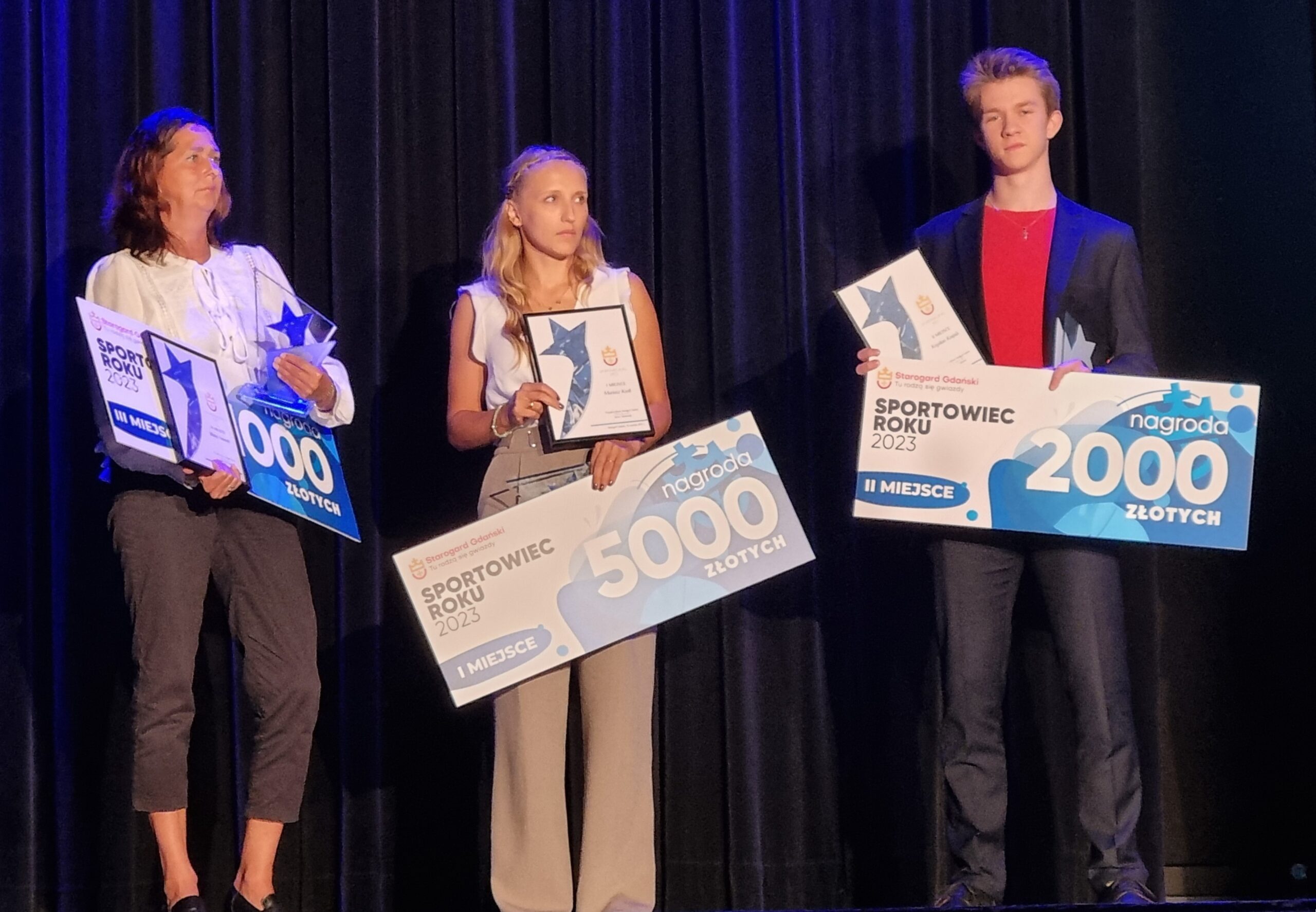 Sportowcami Roku 2023 w Starogardzie Gdańskim zostali: Mariusz Kreft (I miejsce, pływanie, nagrodę odebrała żona Paulina Kreft, w środku), Krystian Krajnik (II miejsce, SKF Shotokan/WKF Karate Shuto, z prawej), Błażej Nowacki (pływanie/AZS Lublin, nagrodę odebrała mama Brygida Nowacka, z lewej).&nbsp;
