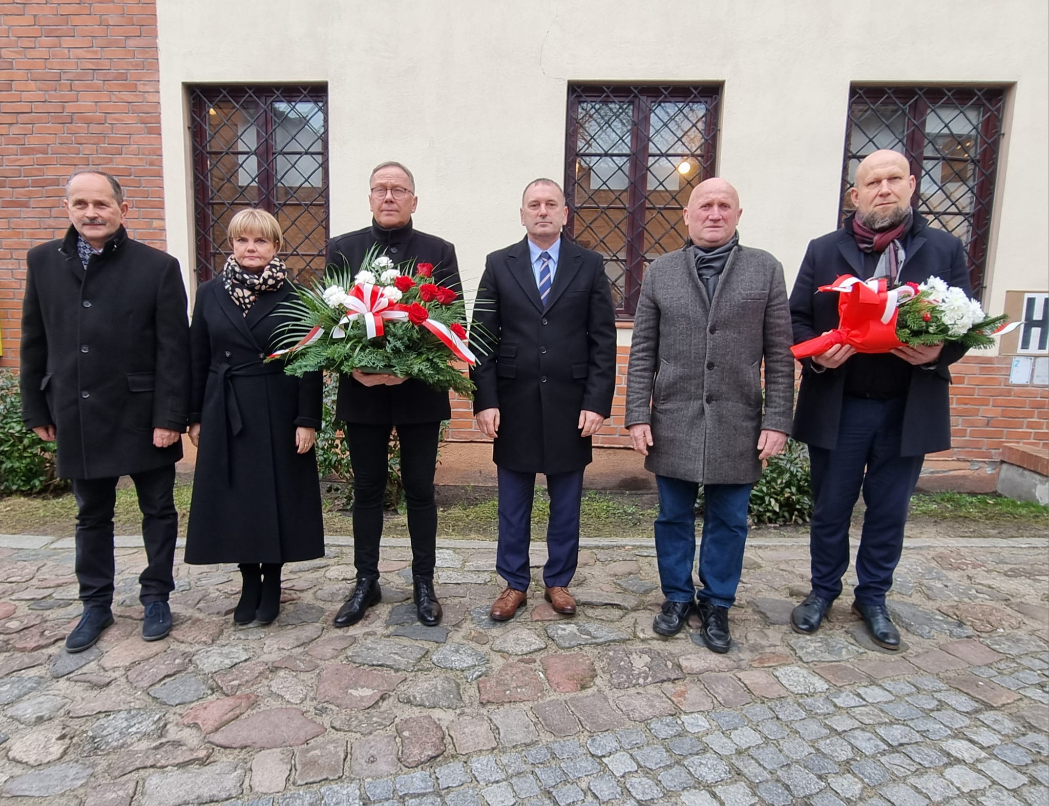 Delegacja władz miasta oraz dyrektor muzeum Ziemi kociewskiej składają kwiaty w hołdzie Żolnierzom Wykletym.