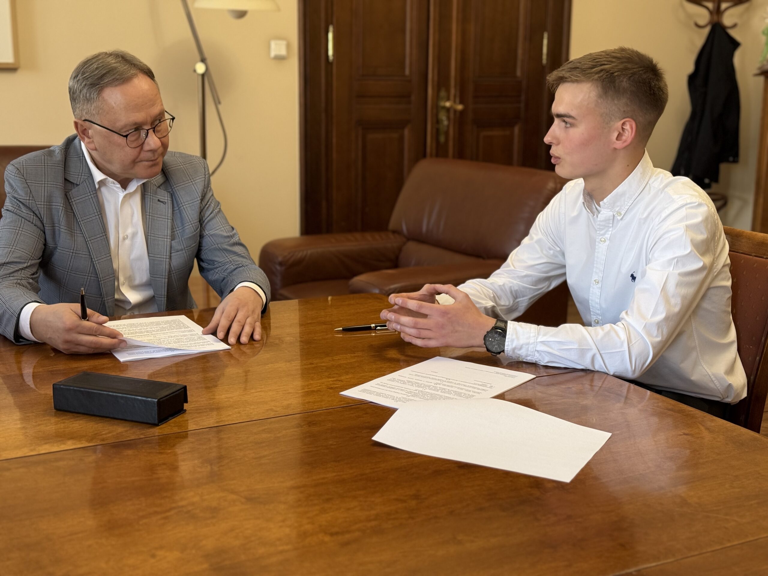 Bartosz Puchała podpisuje umowę z prezydentem miasta.
