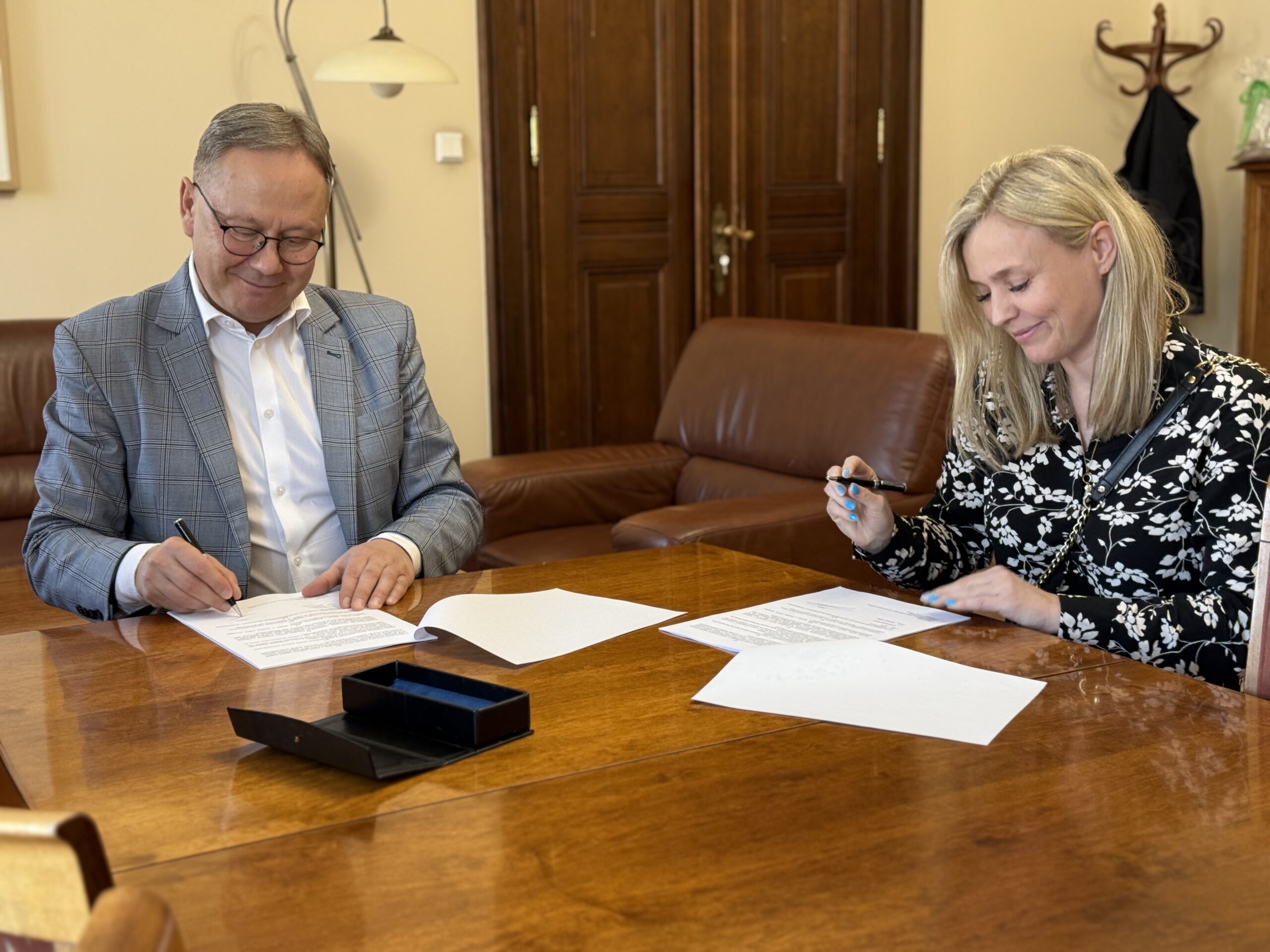 Prezydent Miasta Janusz Stankowiak podpisuje umowę z Ewą Jankowską.