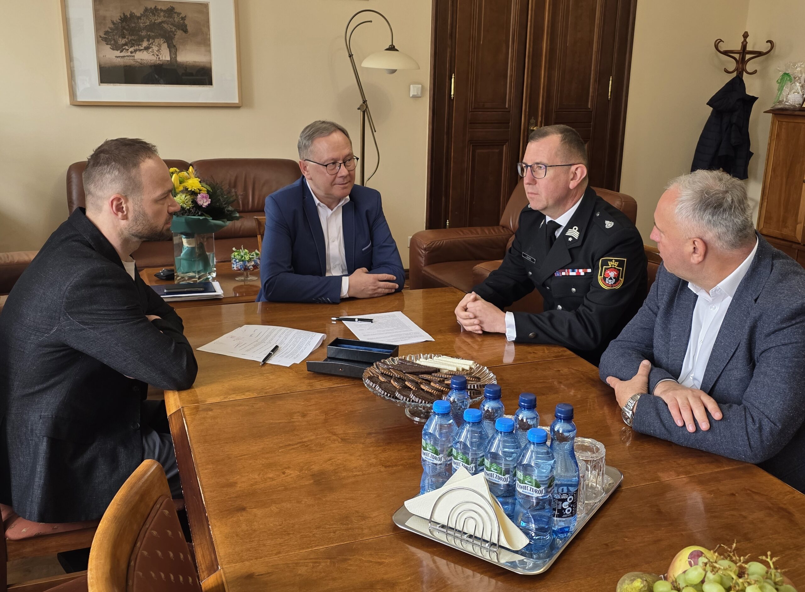 Prezydent Miasta Janusz Stankowiak podpisał umowę z wykonawcą projektu Firmą MC Architekci ze Szczecina w towarzystwie |Zastępcy Prezydenta ds. Techniczno-Inwestycyjnuch Tadeusza Błędzkiego oraz prezesa OSP Łukasza Zblewskiego. 