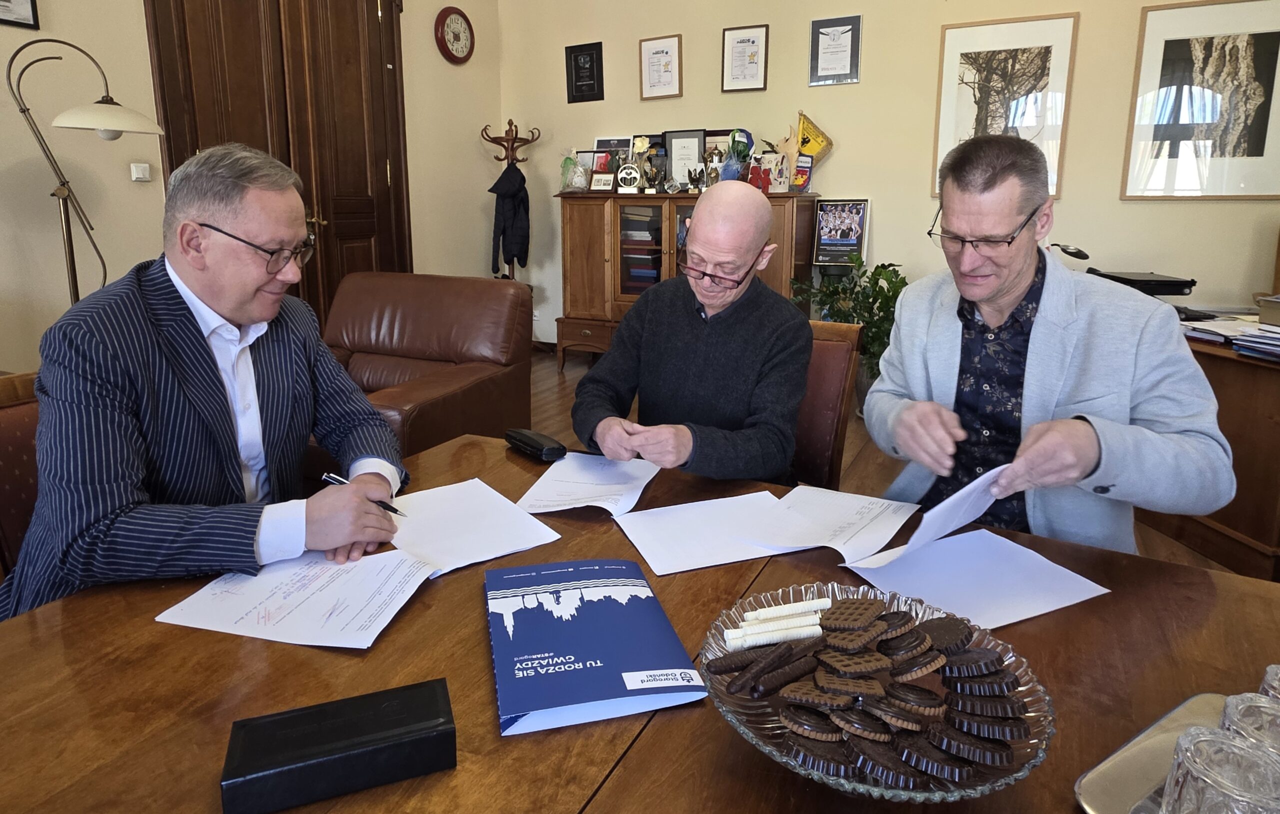 Umowę z Prezydentem Miasta podpisali Ireneusz Ciecholewski i Tomasz Graban.