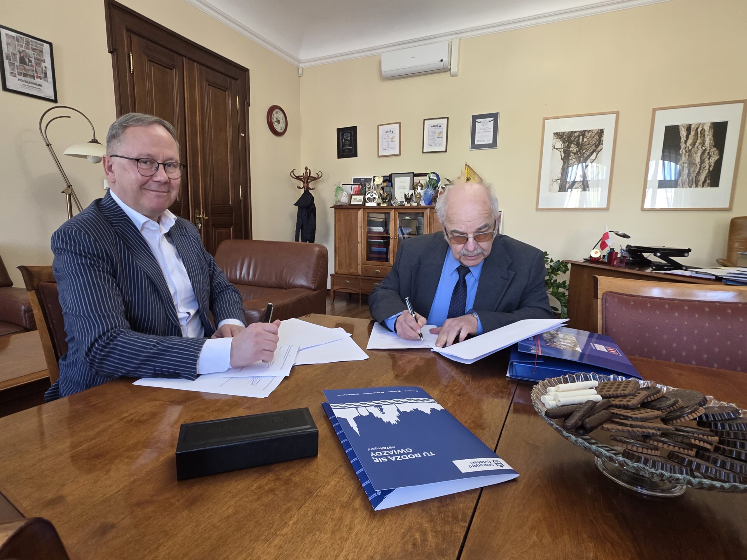 Umowę z prezydentem Starogardu podpisał Mirosław Kalkowski.