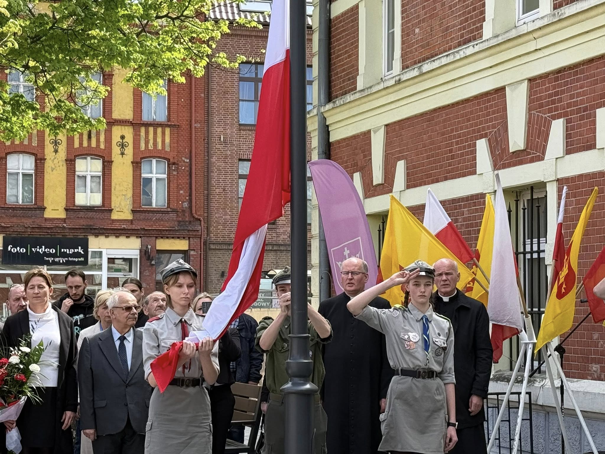 Harcerze wciągaja flagę.