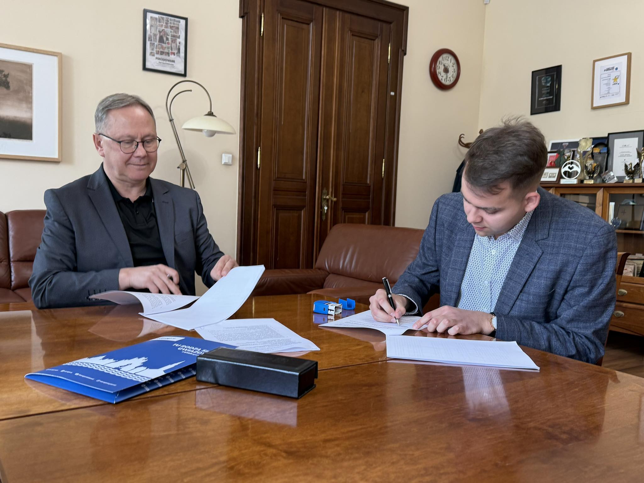 Podpisanie umowy u prezydenta.