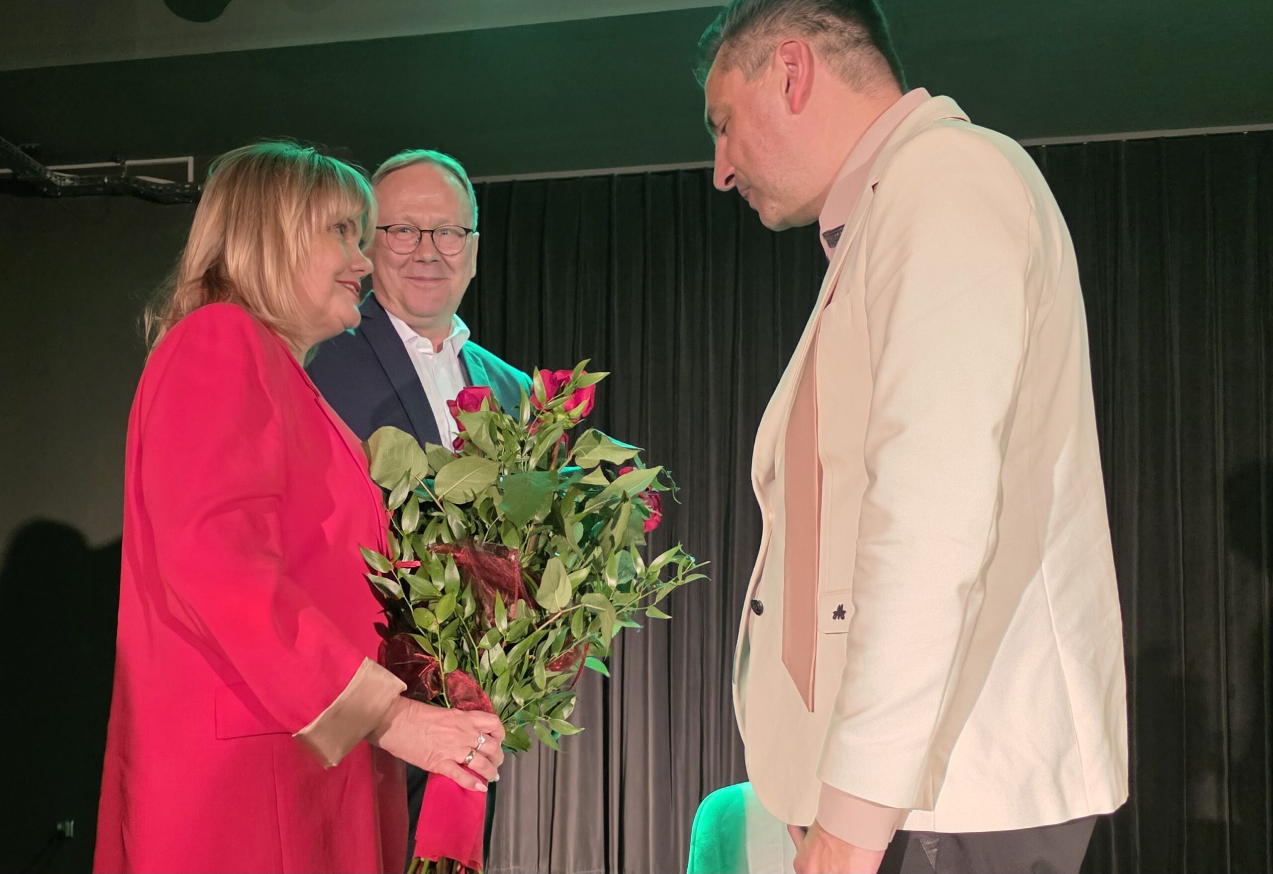 Prezydent Miasta Janusz Stankowiak i Przewodnicząca Rady Miasta Anna Benert gratulują Remigiuszowi Grzeli udanego spotkania autorskiego. 