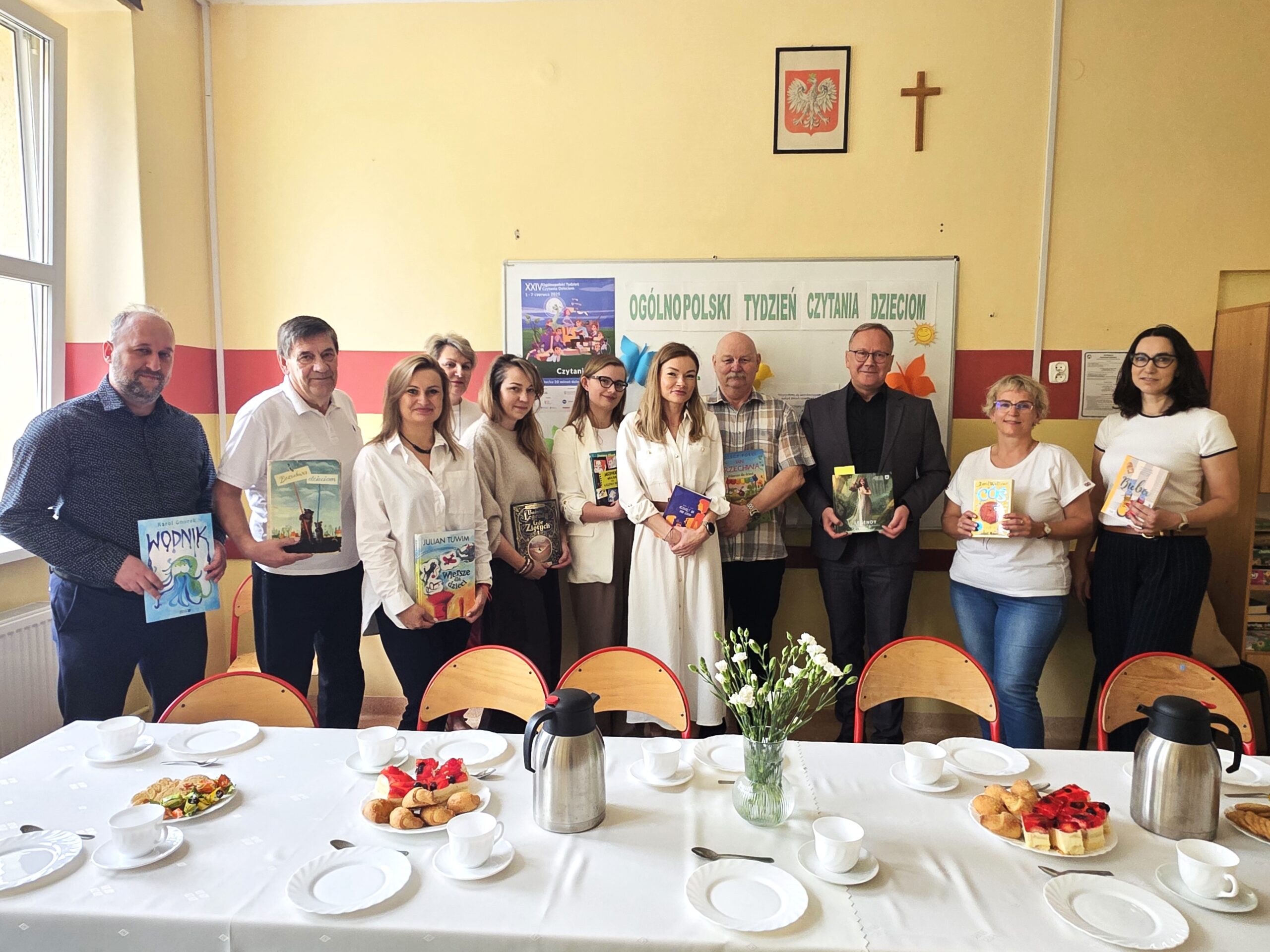 Pamiątkowe zdjęcie wszystkich, którzy wzięli udział w akcji i czytali uczniom PSP 4. 