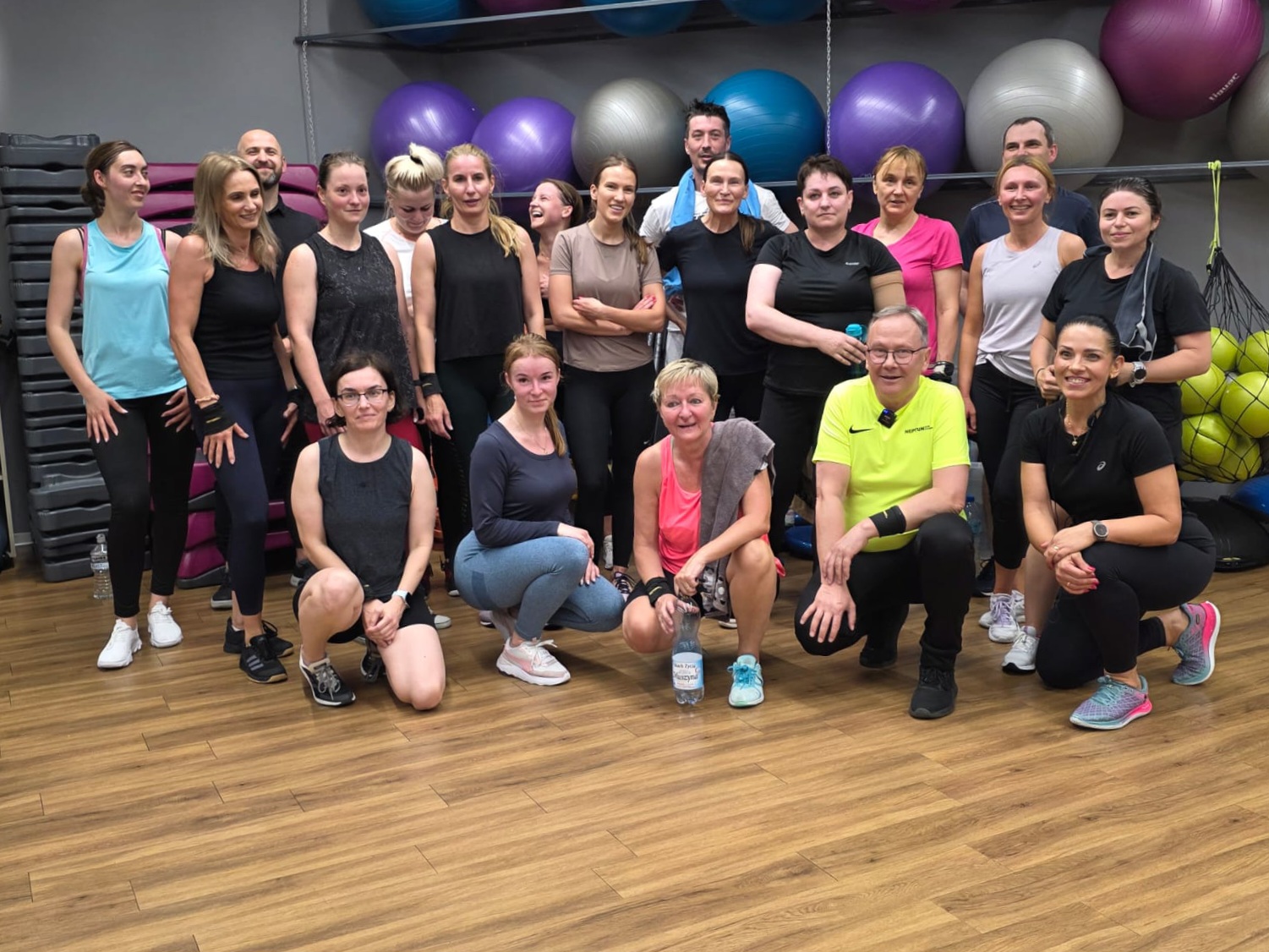 Pamiątkowa fotografia z uczestnikami treningu obwodowego w Neptun Gym Fitness. 