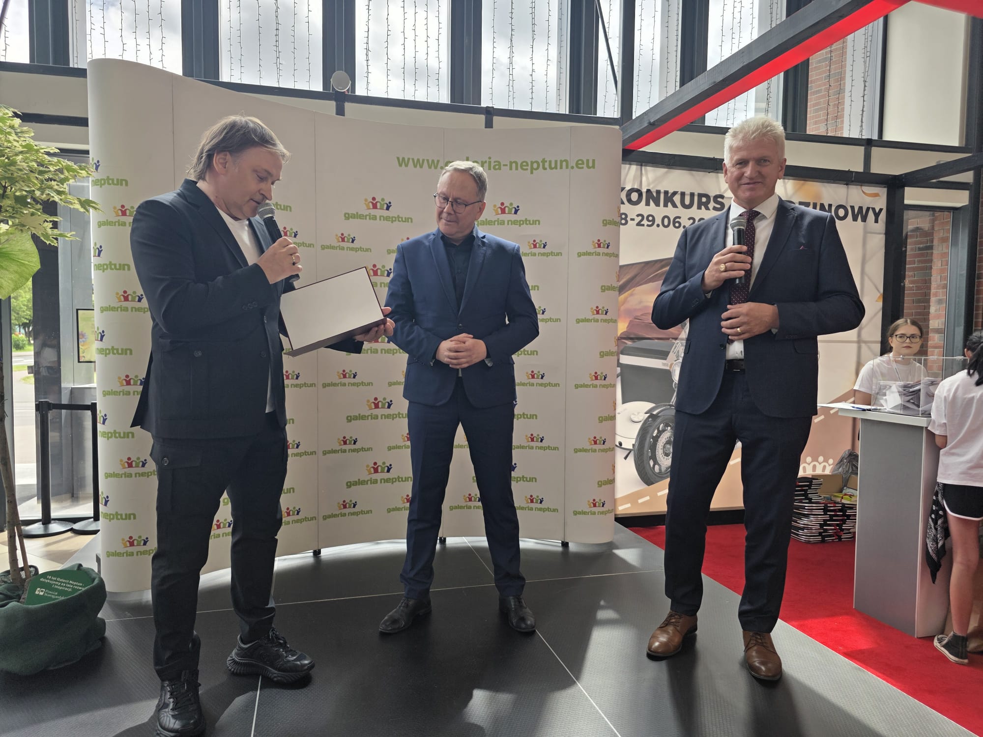 Prezydent Starogardu Gdańskiego Janusz Stankowiak otrzymuje od właścicieli Galerii Neptun dyplom uznania za 4 godziny swojej pracy. 