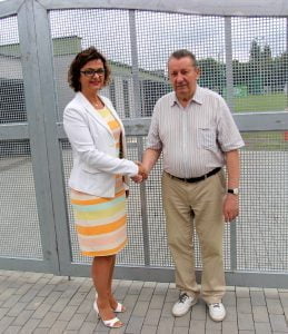 Dyrektor Osrodka Sportu i Rekreacji Marzena Klein z inicjatorem pomysłu nazwania Włókniarza im. Kazimierza Kropidłowskiego - radnym Stanisławem Kubkowskim