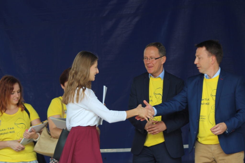 Prezydent Janusz Stankowiak i Patryk Gabriel etatowy członek Zarządu Starostwa Powiatowego wręczają nagrody laureatom konkursu plastycznego "Sto Fas". 
