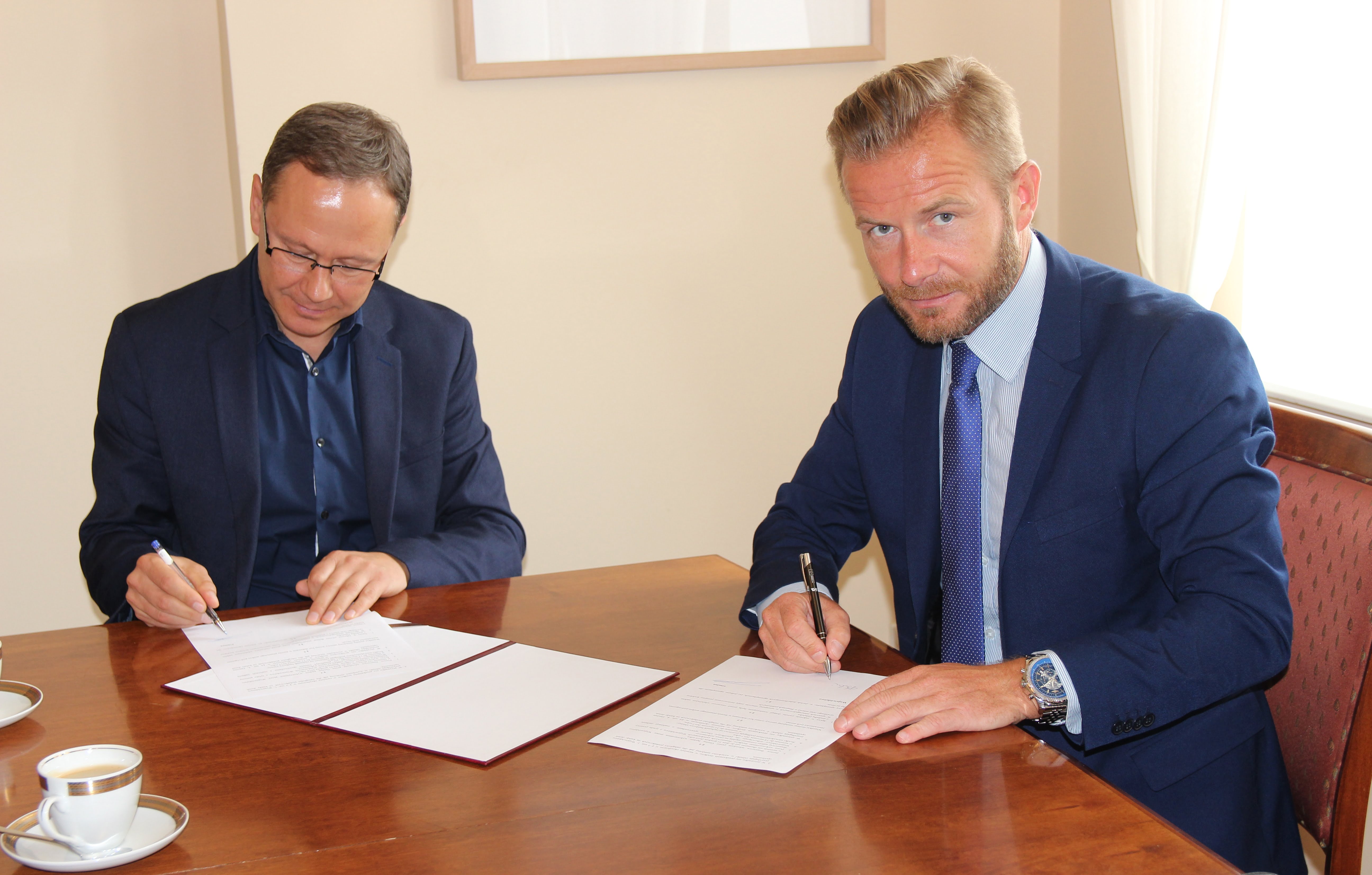 Wicemarszałek Województwa Pomorskiego Ryszard Świlski i prezydent miasta Janusz Stankowiak podpisują umowę o pomocy finansowej na wykonanie dokumentacji projektowej drogi wojewódzkiej 222