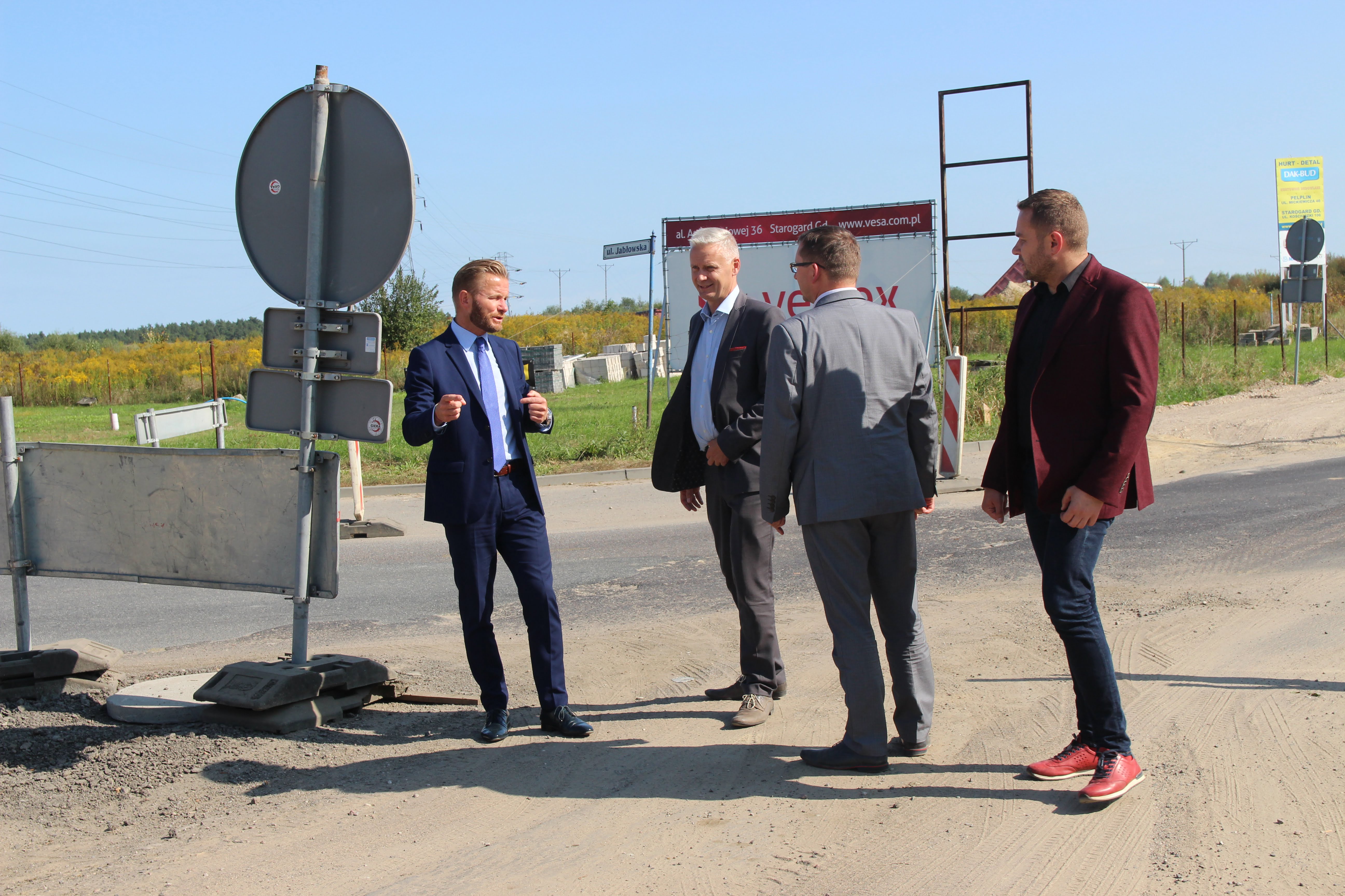 Wicemarszałek Ryszard Świlski wiceprezydent Starogardu Gdańskiego Przemysław Biesek -Talewski oraz Dyrektor Zarządu Dróg Wojewódzkich w Gdańsku Grzegorz Stachowiak omawiają terminy zakończenia przebudowy skrzyżowania ulic Pelplińskiej z Jabłowską. 
