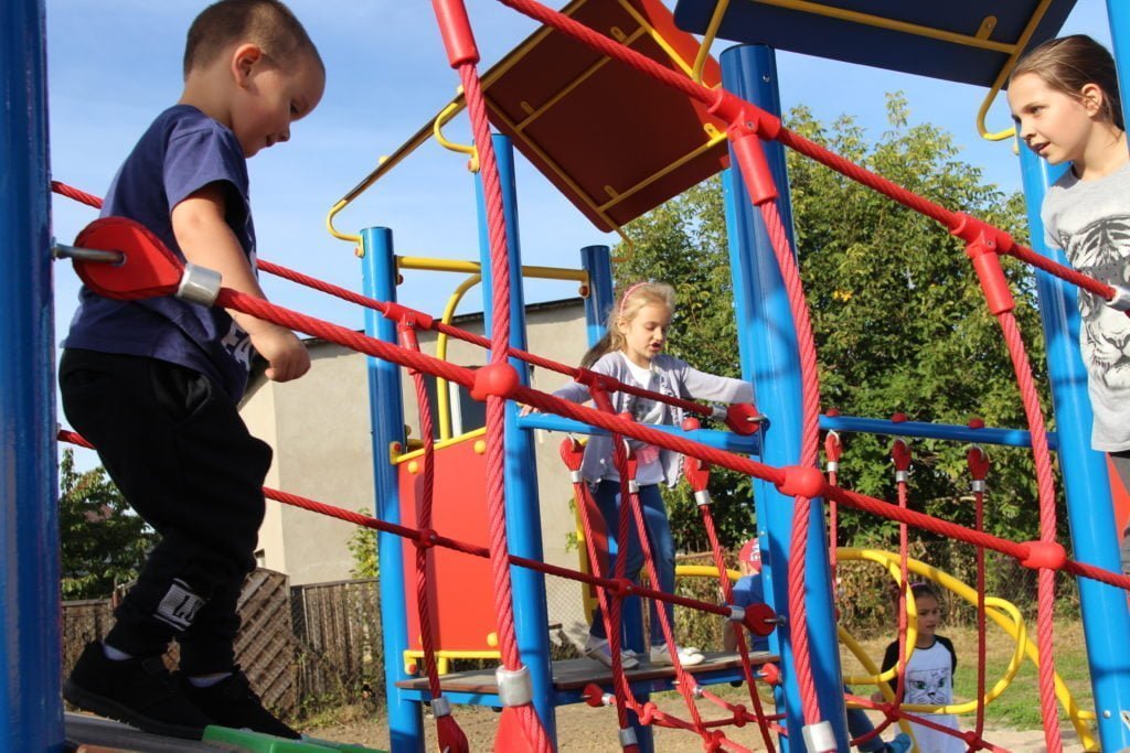 Dzieci bawią się na nowym placu zabaw "Akademia Fiku Miku"