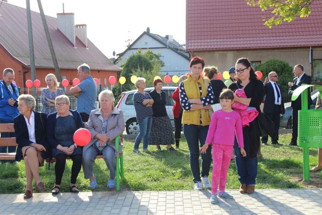 Mieszkańcy mogą się zrelaksować na ławeczkach ustawionych wokół placu zabaw