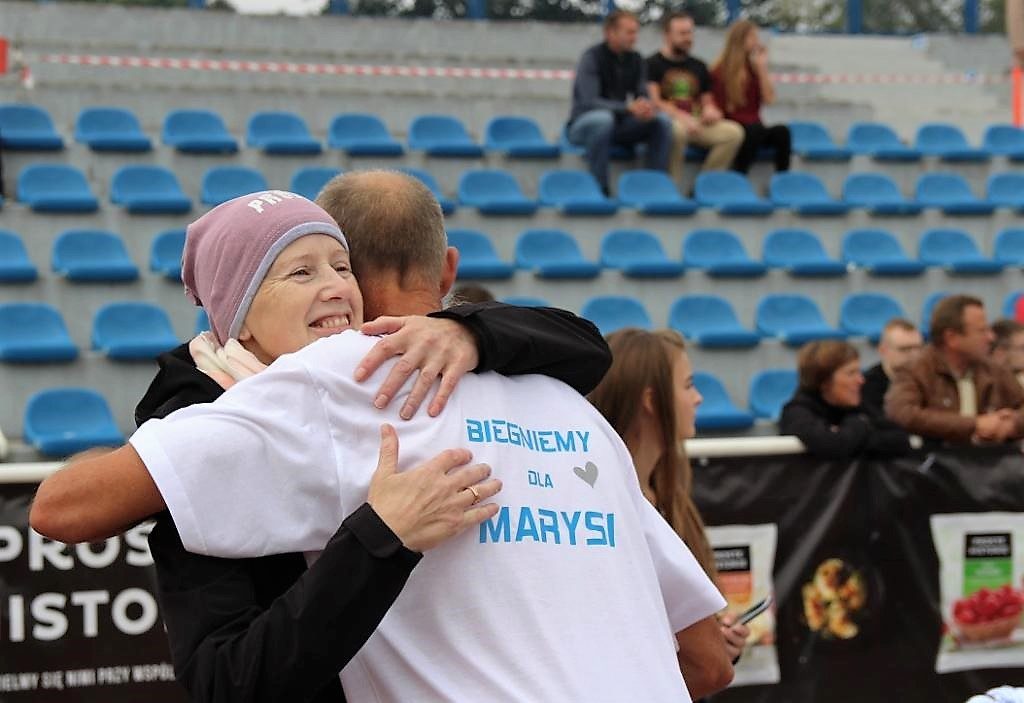 Maria Malinowska wita na mecie zawodników.