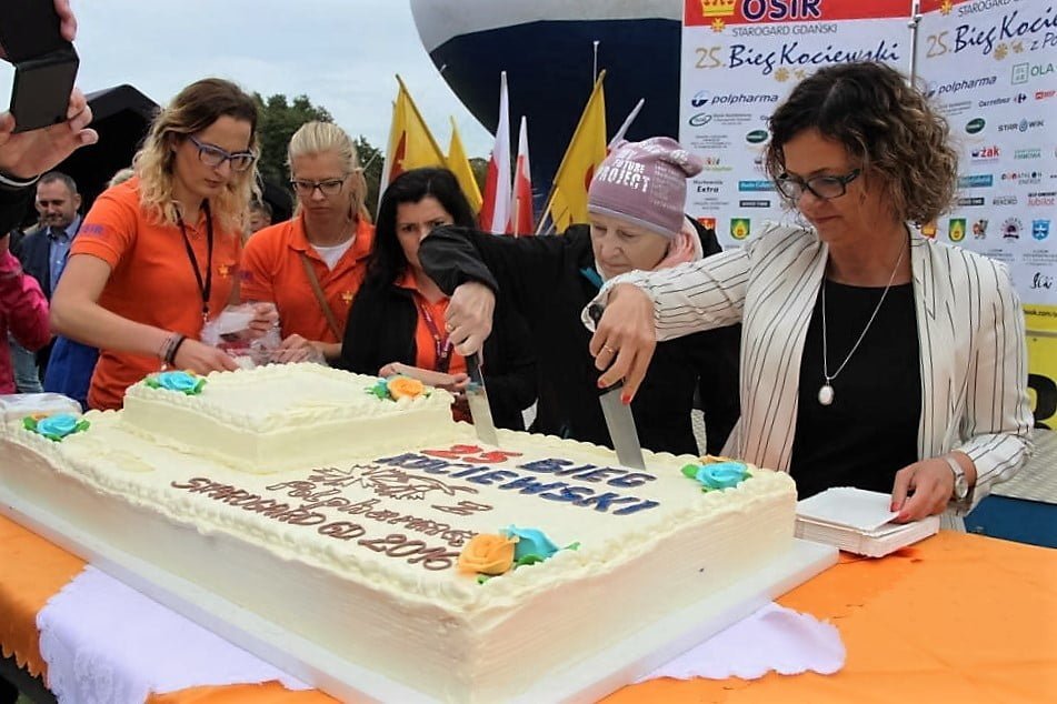 Maria Malinowska i Marzena Klein -dyrektor OSIR koją jubileuszowy tort 25. Biegu Kociewskiego.