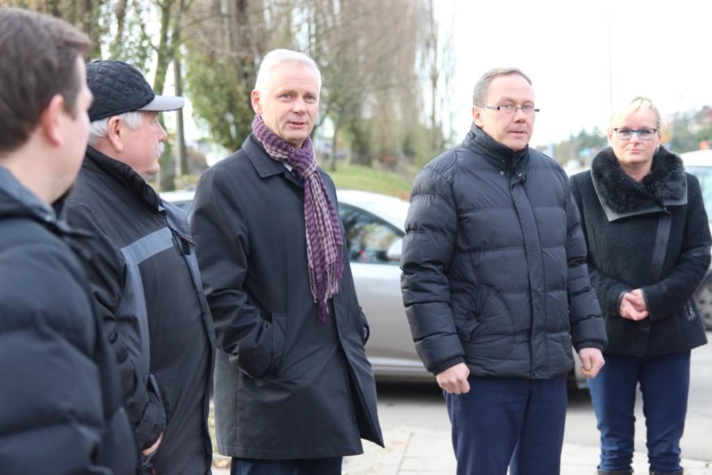 Prezydent miasat Janusz Stankowiak, wiceprezydent , Przemysław Biesek-Talewski, radni Anna Gdaniec i Daniel olszewski oraz Grzegorz Rozmus prezes firmy wykonawczej PBD