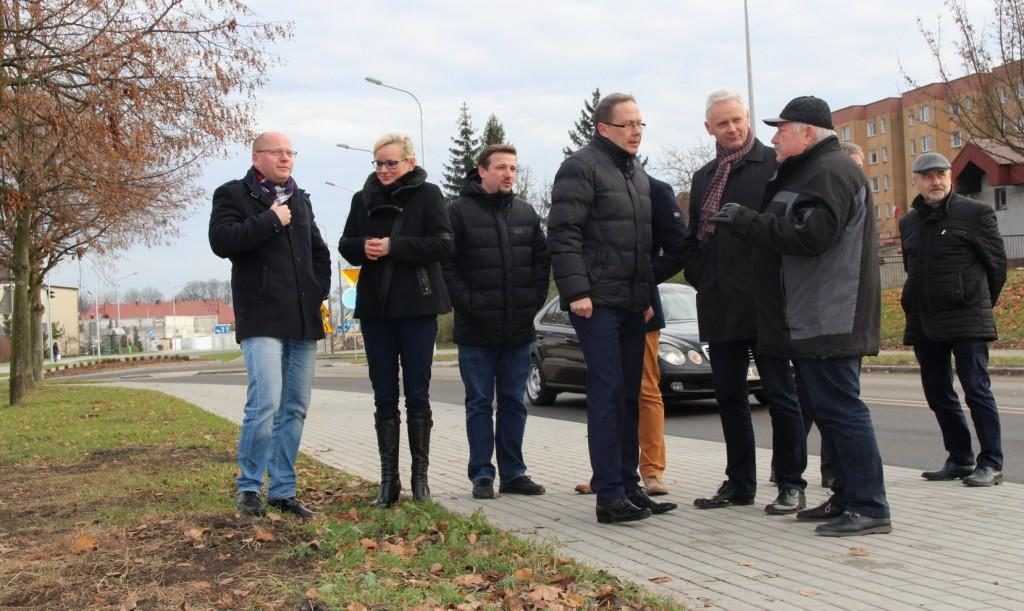 prezydent Janusz Stankowiak dokonuje odbioru technicznego przebudowy Drogi Nowowiejskiej. 