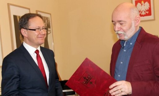 Zdjęcie do Znalazł "swoje miejsce na ziemi" przy tablicy. W tym roku minęło mu 30 lat pracy