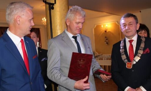 Zdjęcie do Mariusz Szwarc odznaczony medalem "Za zasługi dla Starogardu"