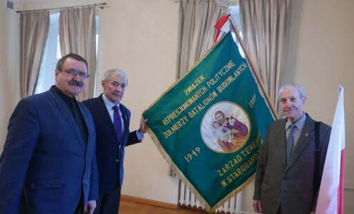 Zdjęcie do Przekazali sw&oacute;j sztandar muzeum