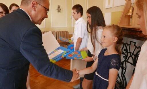 Zdjęcie do Najlepsi uczniowie i nauczyciele nagrodzeni