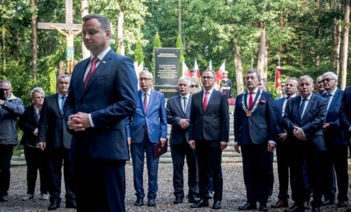 Zdjęcie do Prezydent Andrzej Duda zapalił znicze na grobach w Lesie Szpęgawskim
