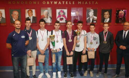 Zdjęcie do KPKS "Cor Cordium" z pucharami i medalami