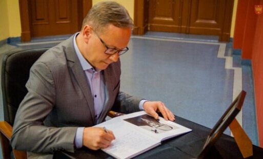 Zdjęcie do Starogardzianie wpisami do księgi kondolencyjnej oddają hołd zmarłemu Prezydentowi Gdańska