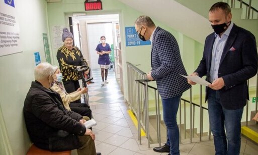 Zdjęcie do Prezydent sprawdził jak przebiegają szczepienia przeciw Covid -19