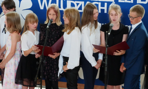 Zdjęcie do &Oacute;smoklasiści opuścili szkolne mury