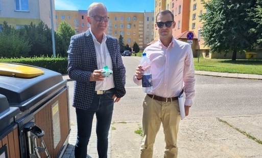 Zdjęcie do Butelki zgniecione, śmieci zmniejszone
