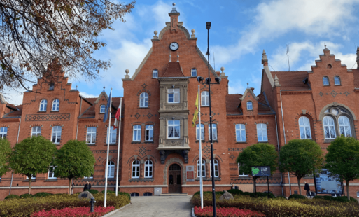 Zdjęcie do Gł&oacute;wne wejście do budynku Urzędu Miasta ponownie otwarte