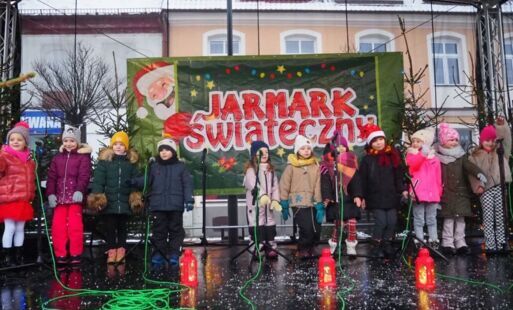 Zdjęcie do Kolorowe lampki, rękodzieło i śpiew. Wrażenia z Jarmarku Świątecznego 2022