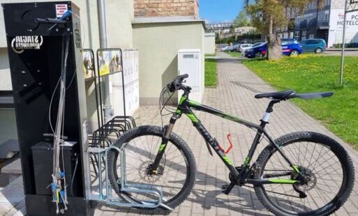 Zdjęcie do Napompujesz koła, dokręcisz śrubkę. Nowe, rowerowe stacje naprawcze i stojaki do dyspozycji mieszkańc&oacute;w