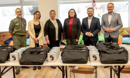 Zdjęcie do Polpharma podarowała Miastu laptopy