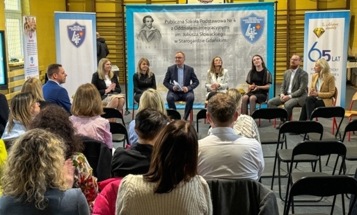 Zdjęcie do Szkolna debata z udziałem Prezydenta Miasta. Uczniowie, nauczyciele i rodzice rozmawiali o przyszłości &bdquo;czw&oacute;rki&rdquo;